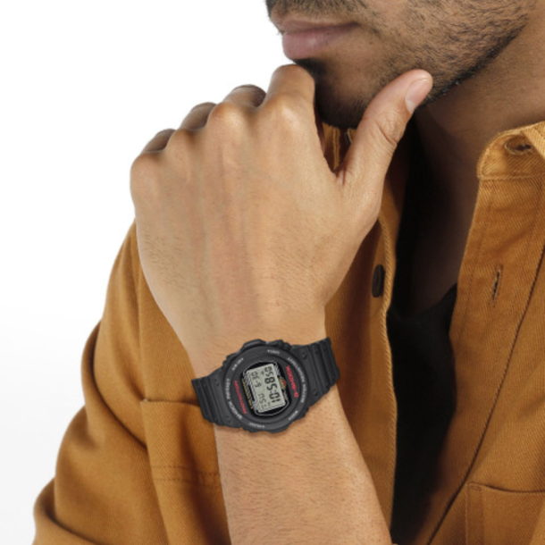 G-SHOCK DW-5750UE-1DR