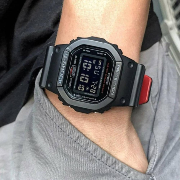 G-SHOCK DW-5600UHR-1DR